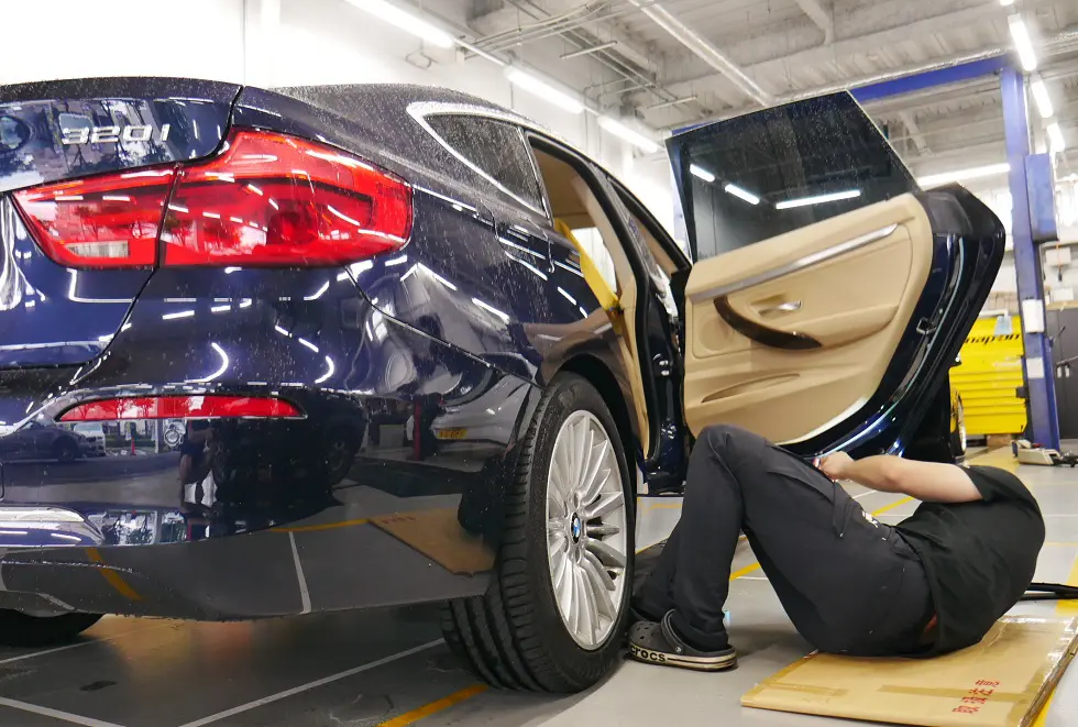 BMW F34/320iの劣化したドアウェザーストリップをリフレッシュで