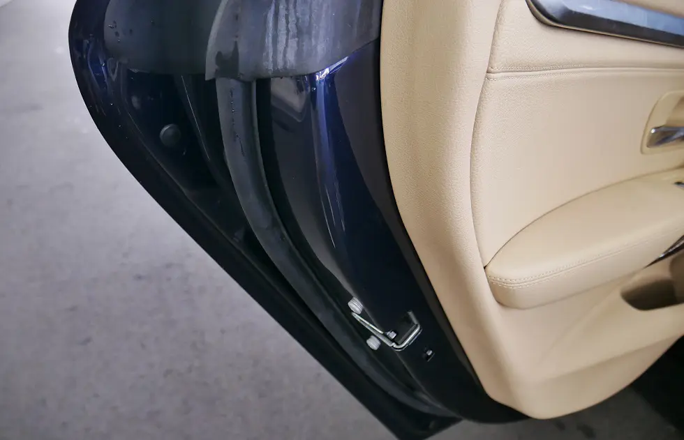 BMW F34/320iの劣化したドアウェザーストリップをリフレッシュで