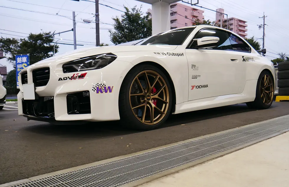 AKRAPOVIC装着のBMW G87M2デモカー、スタディ名古屋店（仮店舗）で展示