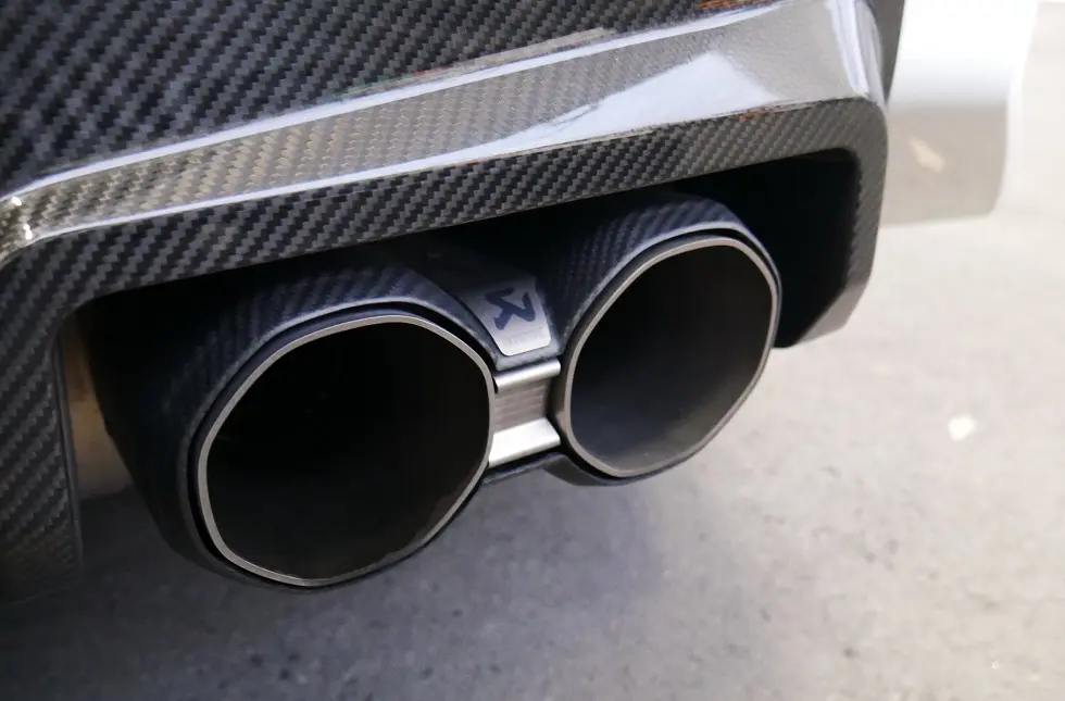 AKRAPOVIC装着のBMW G87M2デモカー、スタディ名古屋店（仮店舗）で展示