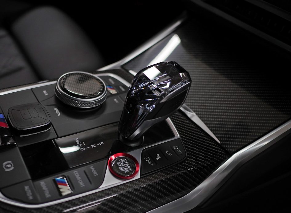 BMW G20 M340iXはCarbonなインテリアの次はクリスタルなノブ取り付けで超クール♪ Studie[スタディ]