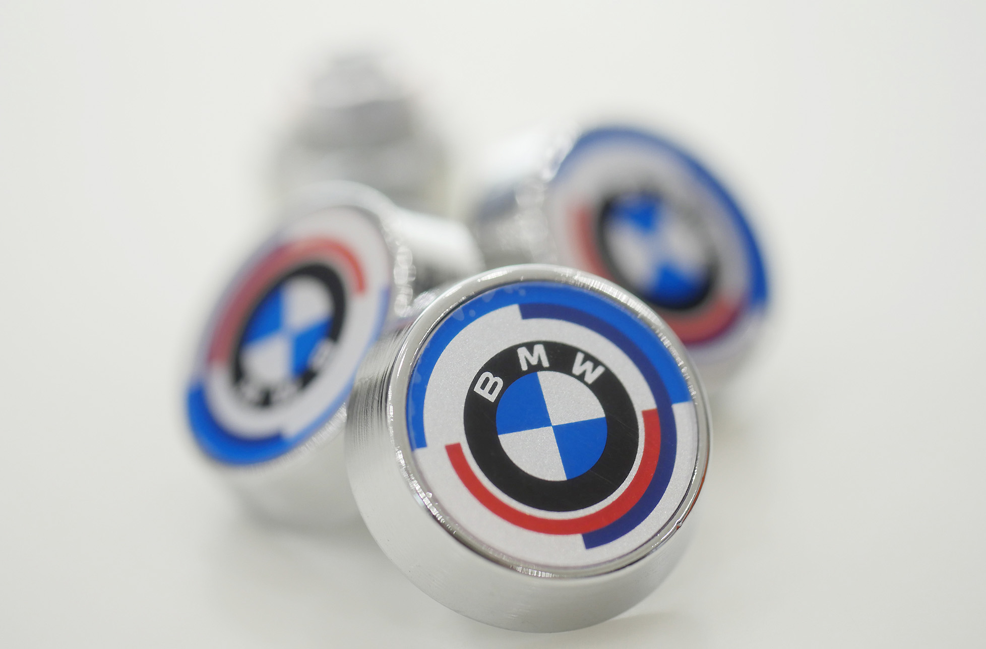 愛車BMWのナンバープレートをチョコっとドレスアップ。M50th記念な