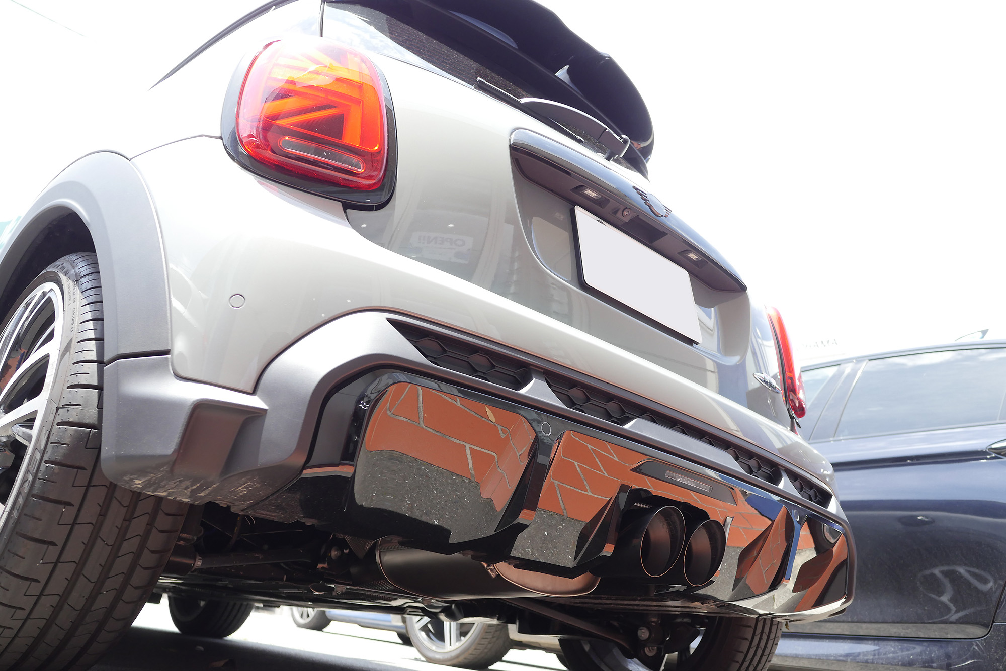 元気いっぱいBMW MINI JCW LCI2にREMUSマフラーφ102 アングル 