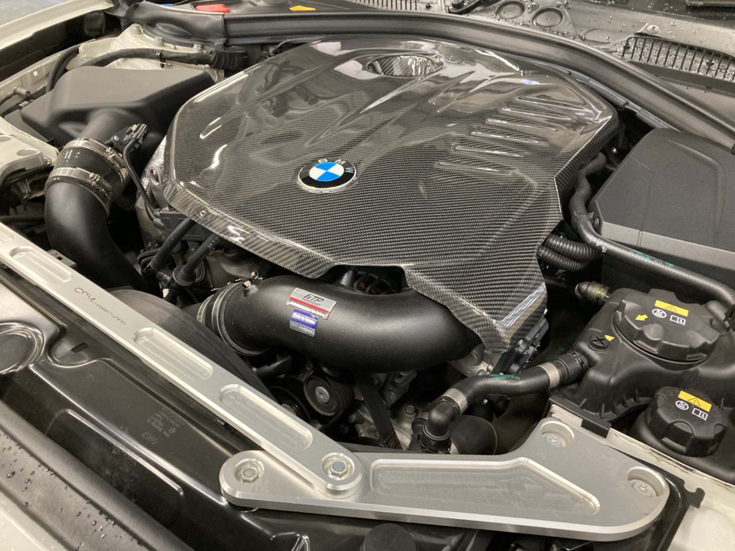 カーボンファンにはたまらない！EVENTURI製BMWカーボンエンジンカバー