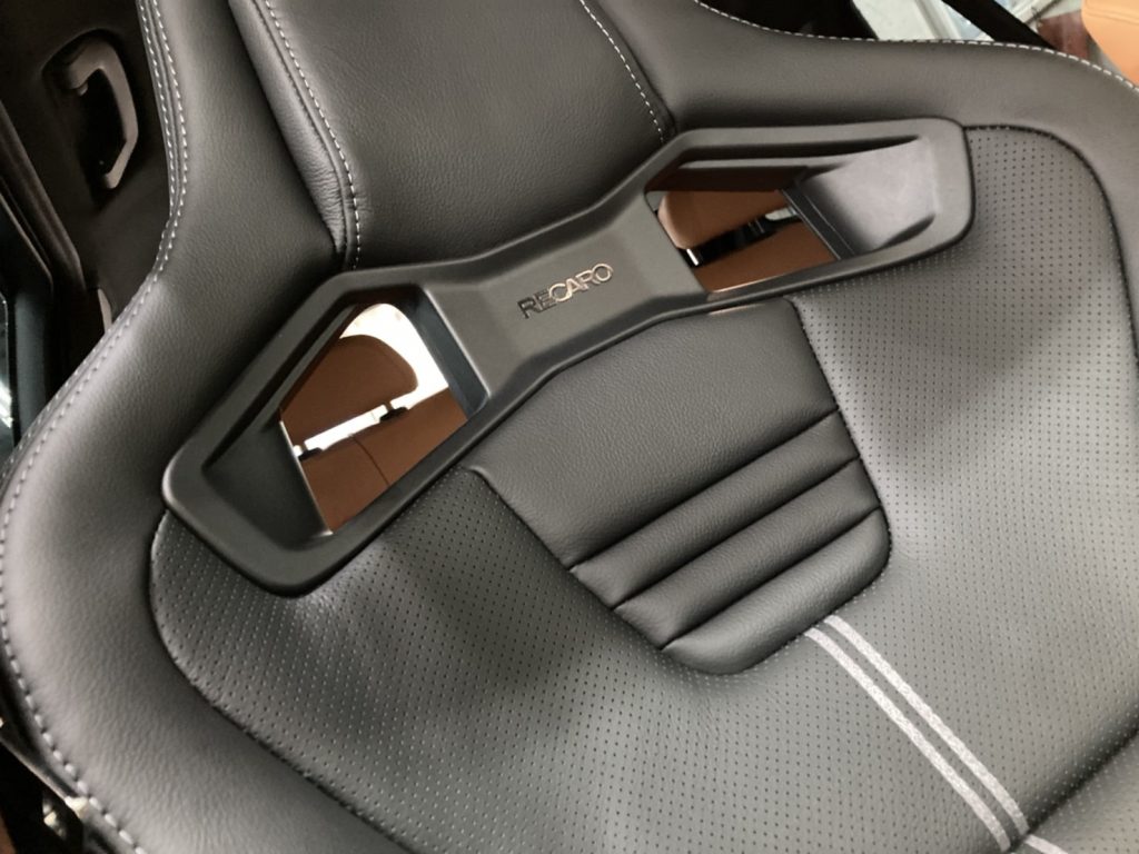 BMW純正シートが身体に合わず、痛くなってしまうアナタに！RECARO