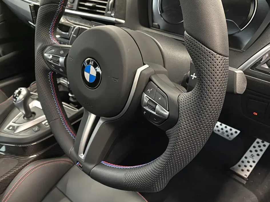 BMWのカスタムステアリングといえばのVERSPIELT（ファスピエルト）は