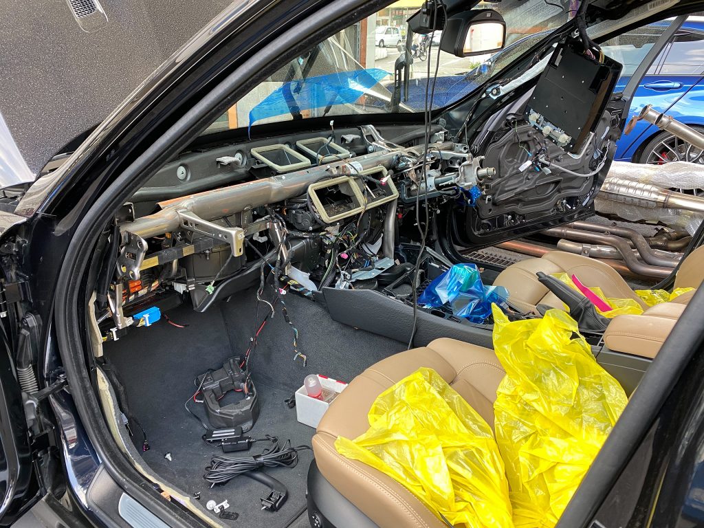 BMW E90 M3 インテリアの大改造がSTARTです♪今は廃車のようですが