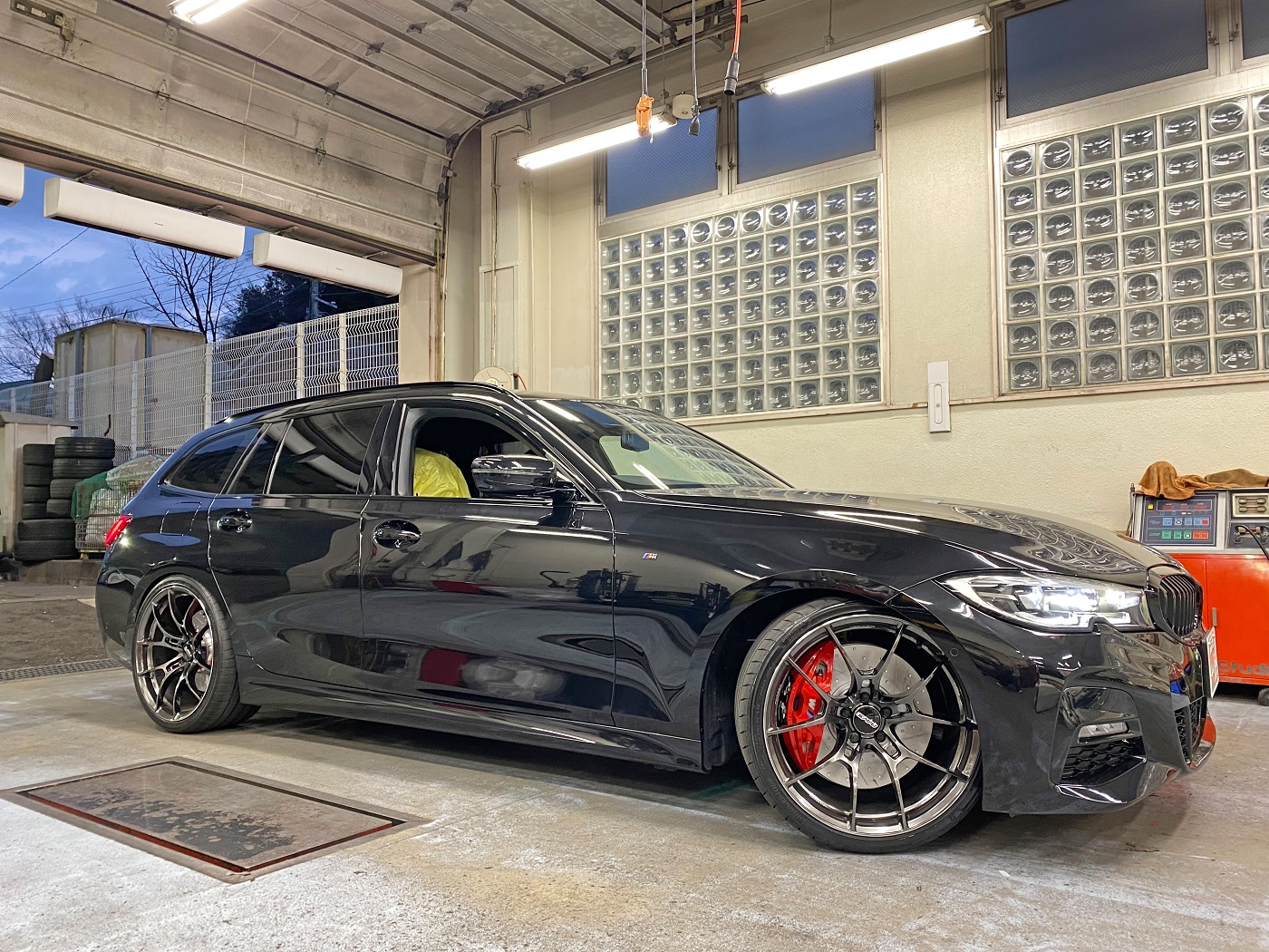 BMW G21 318i へ M Performance ブレーキキットをご装着いただき