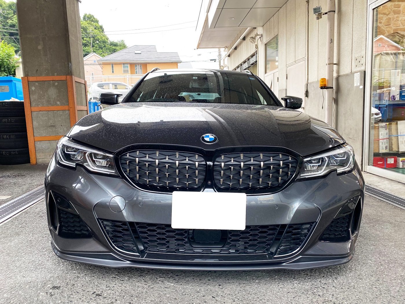 BMW G21 M340i のフロントフェイスを渋めにメイクいたしました