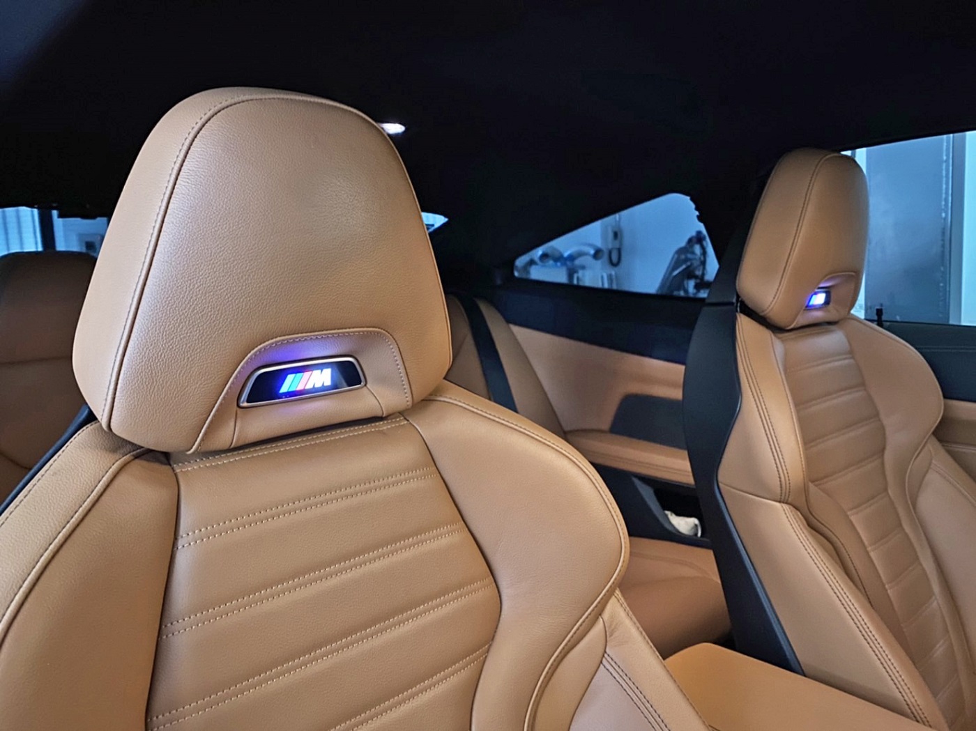 BMW G22 の純正シートエンブレムなどインテリアをグレードアップさせて