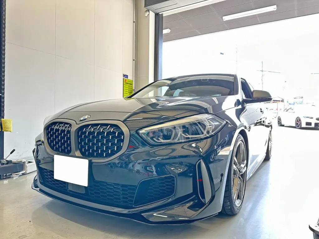 BMW F40 M135i のエクステリアをブラックアウト化 | Studie
