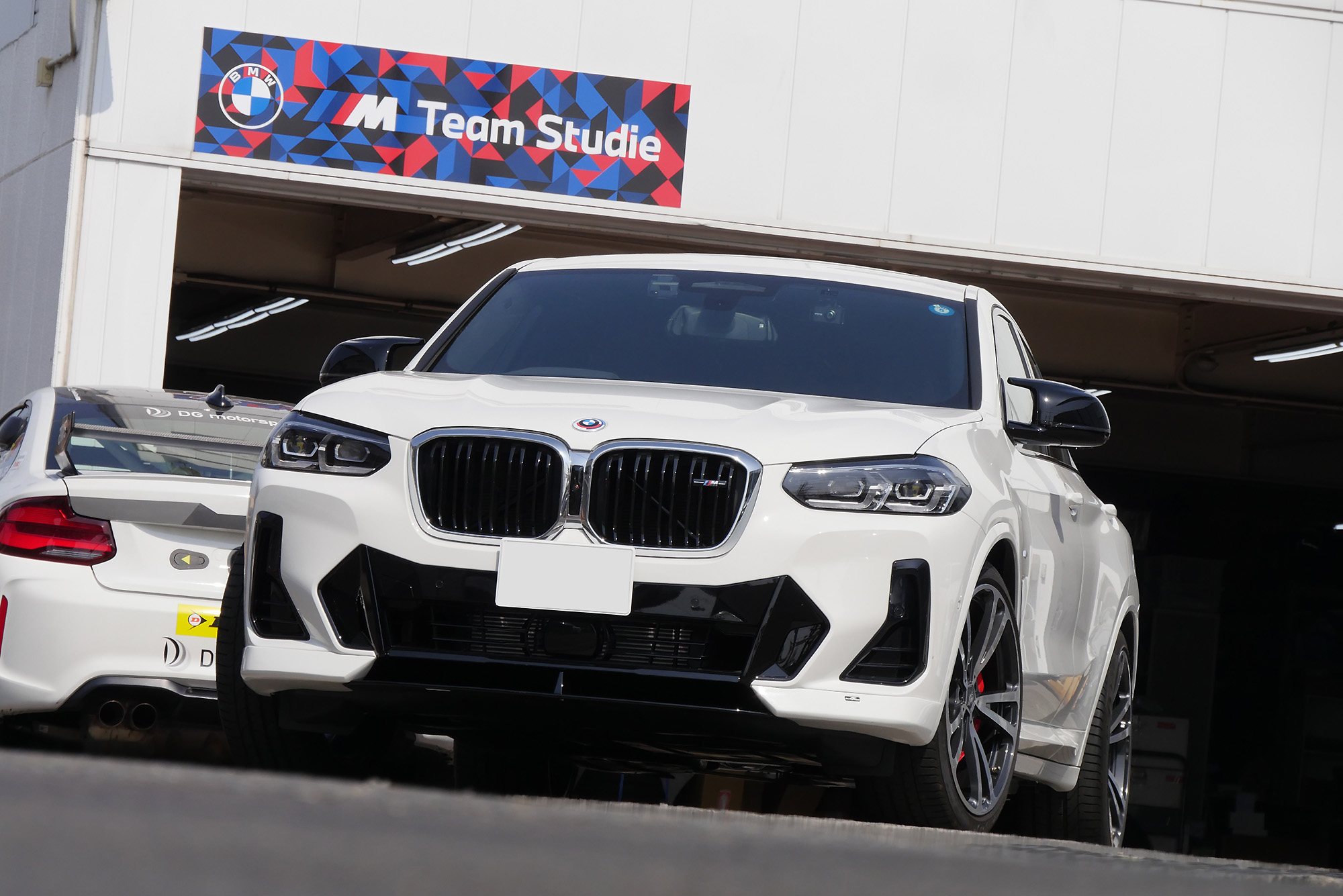 まだまだ少数派なBMW X4の後期モデルにAC SCHNITZERでインパクト
