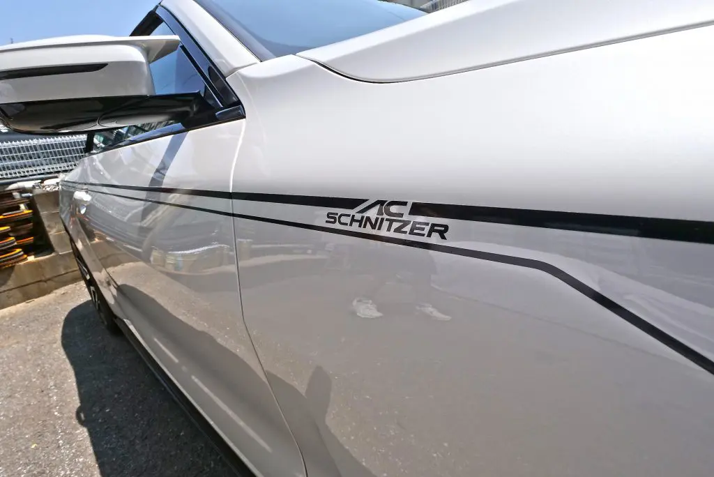 AC SCHNITZERのデコライン、最新5シリーズ用流用でデコレートし