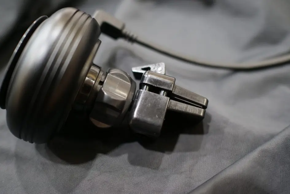 電動吸盤式充電スタンド BMW Studie AG×Deff Airput with Car Cable