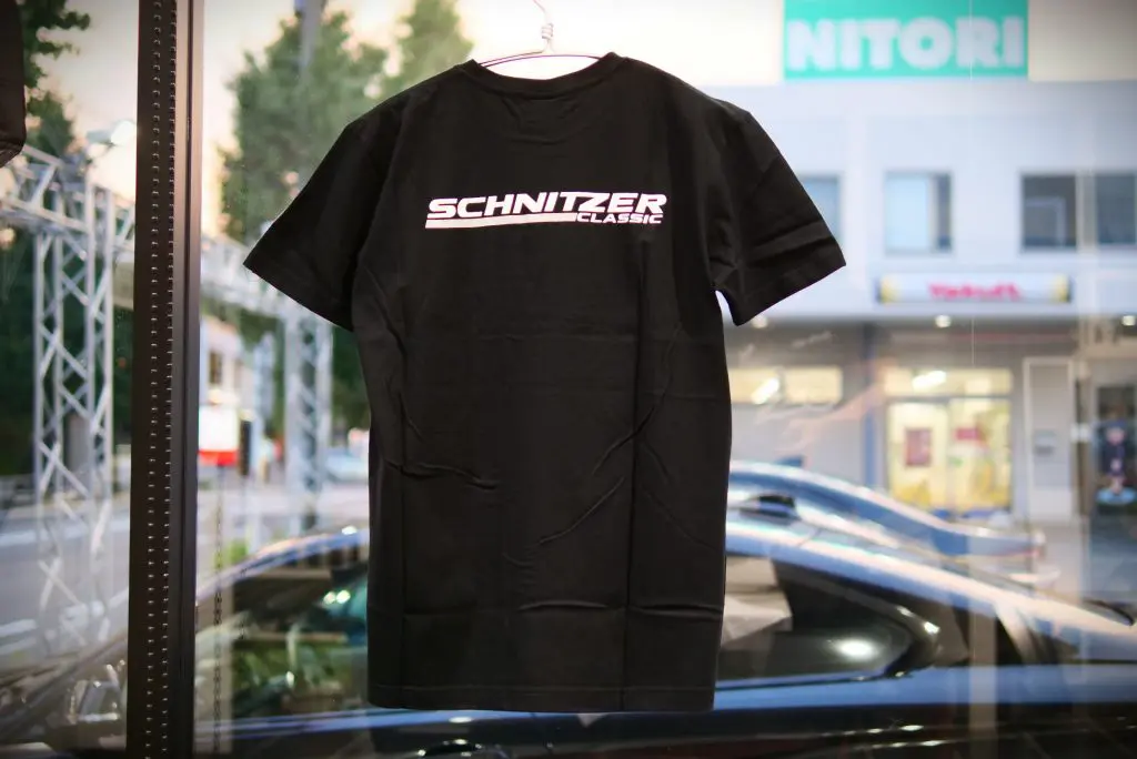 伝説のレーシングチーム「BMW Team SCHNITZER 」Tシャツはいかがですか 