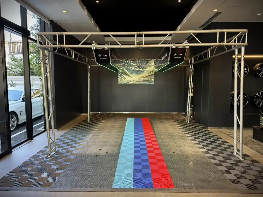 Toto BMW 西東京本社にSUPER GTのPIT BOX「ジャングル」が出現