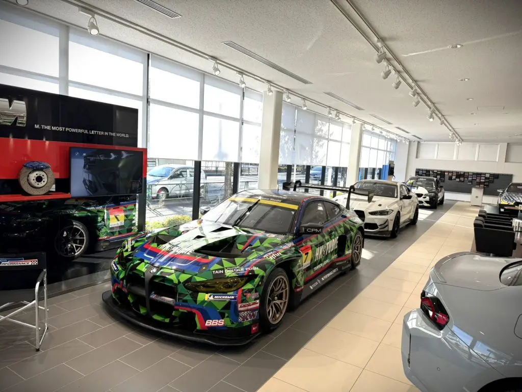 Toto BMW 西東京本社にSUPER GTのPIT BOX「ジャングル」が出現