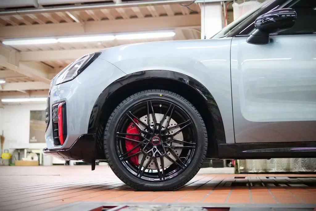 スタッドレス履き替えラッシュ！MINI U25カントリーマンJCWにMAK+BSを