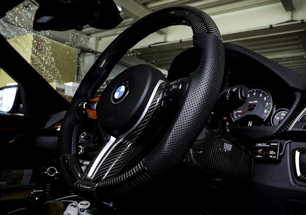 Carbonを取り入れたインテリア・メイク。BMW F80M3にVERSPIELT 