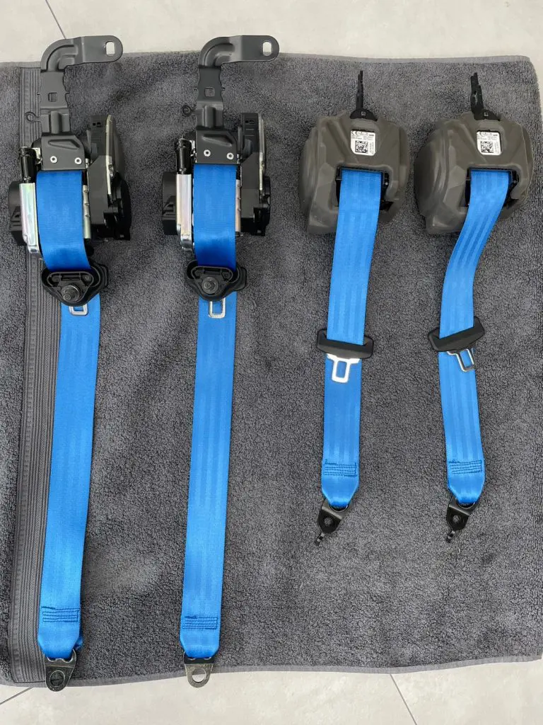 保安基準適合品のNEWING（ニューイング）社製カラーシートベルトで