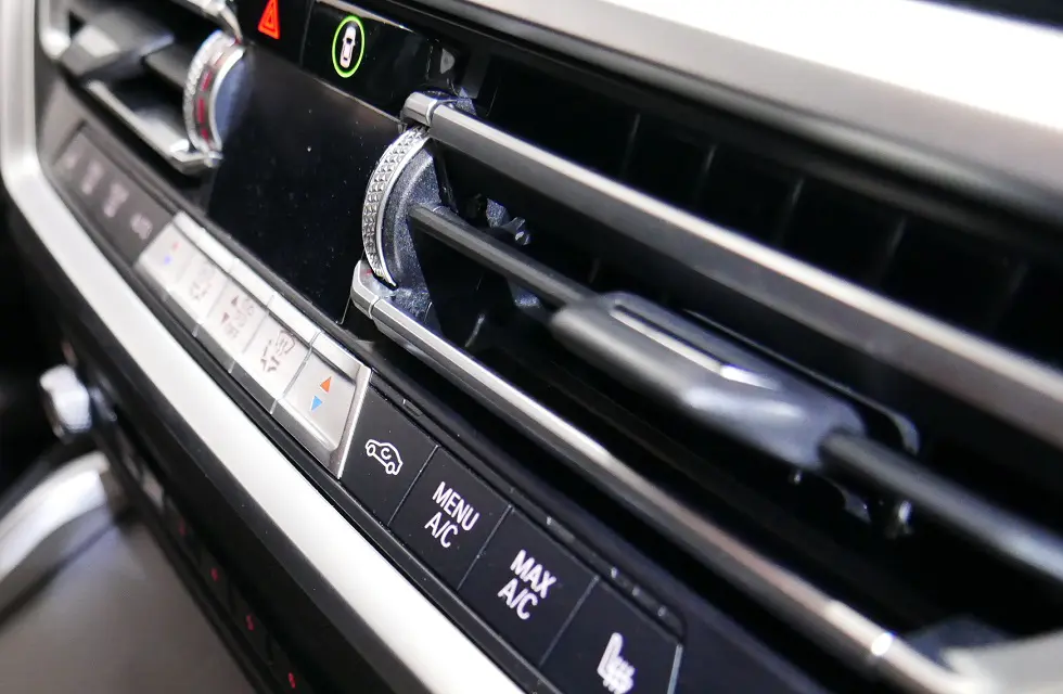 BMW 1・3シリーズで頻発中のエアコン吹き出し口ルーバー破損