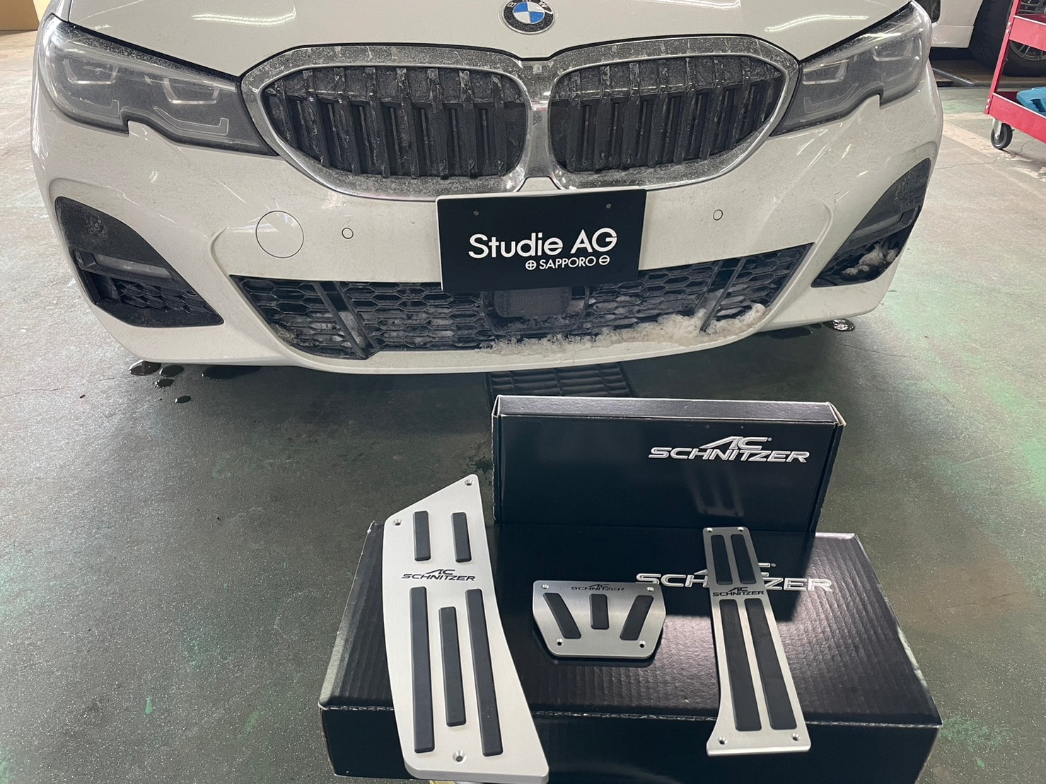 AC SCHNITZER ペダルセット＆フットレスト BMW G21へ AC SCHNITZERペダルセット＆フットレスト取り付け
