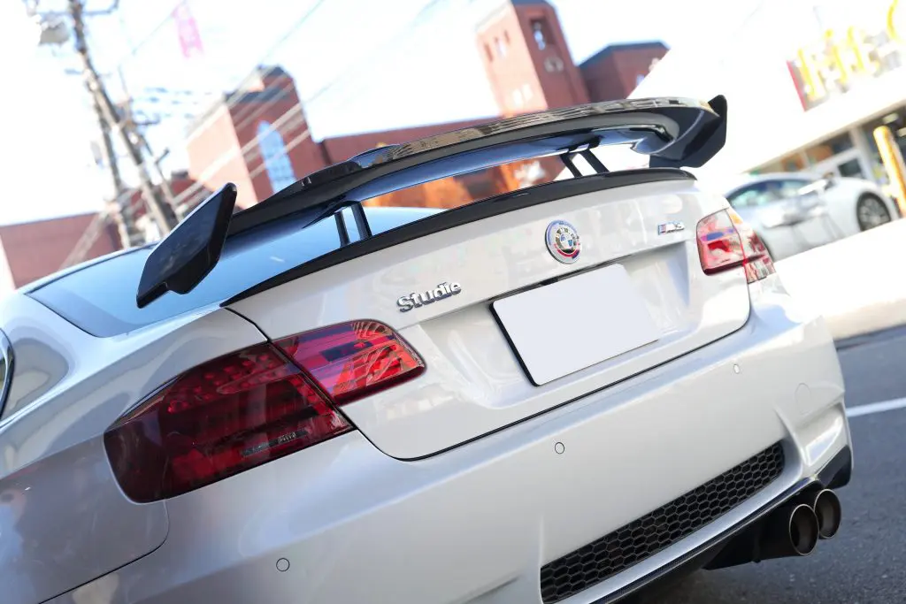 今回も他車種流用！BMW E92 M3にアクラポビッチスワンネックウイング