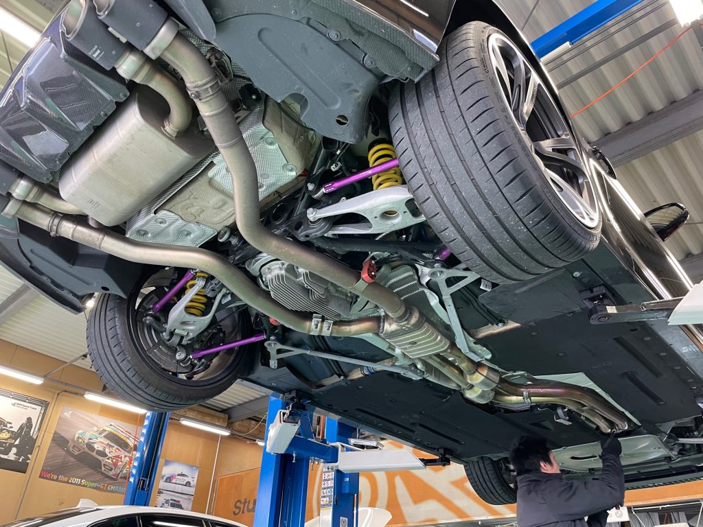 BMW F87LCI M2CompetitionにAKRAPOVIC Evolution Link pipeで更に突き抜けます\(^o^)/