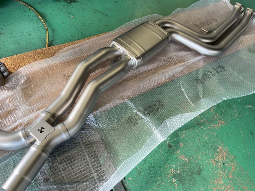 BMW F87LCI M2CompetitionにAKRAPOVIC Evolution Link pipeで更に突き抜けます\(^o^)/