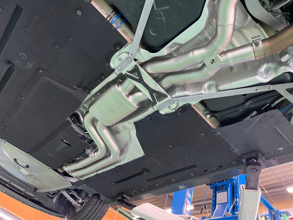 BMW F87LCI M2CompetitionにAKRAPOVIC Evolution Link pipeで更に突き抜けます\(^o^)/