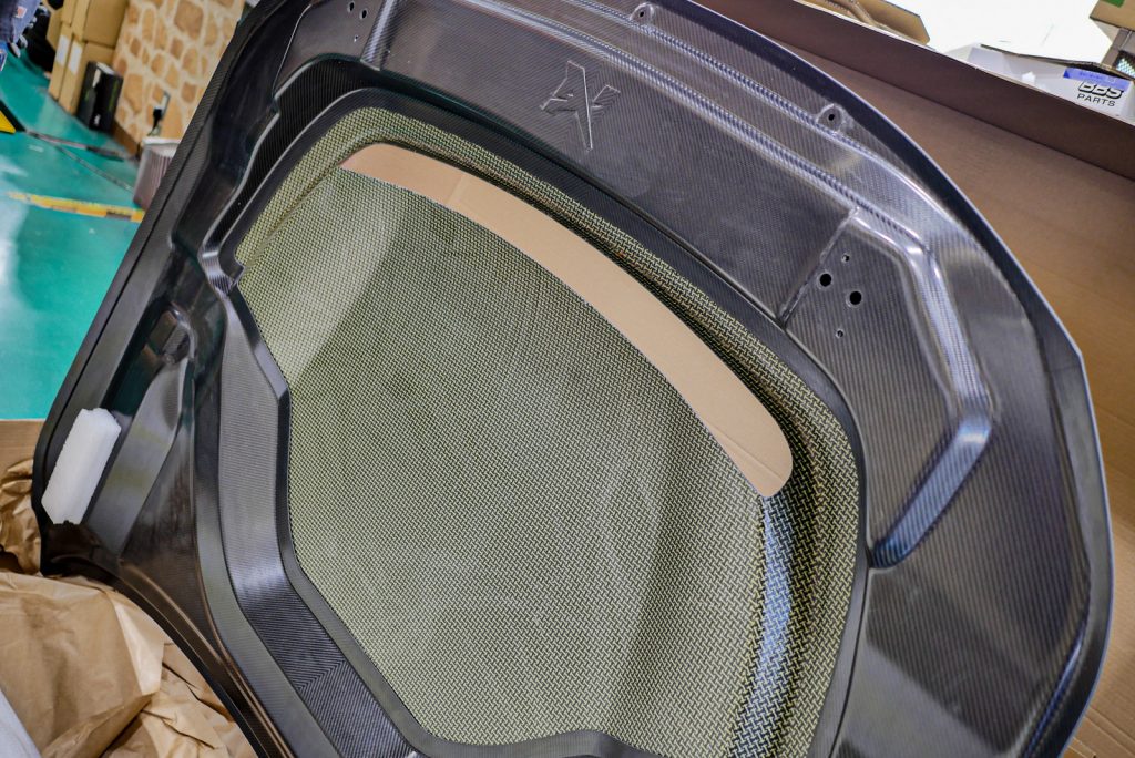 Alpha-N G87M2 Carbonボンネット