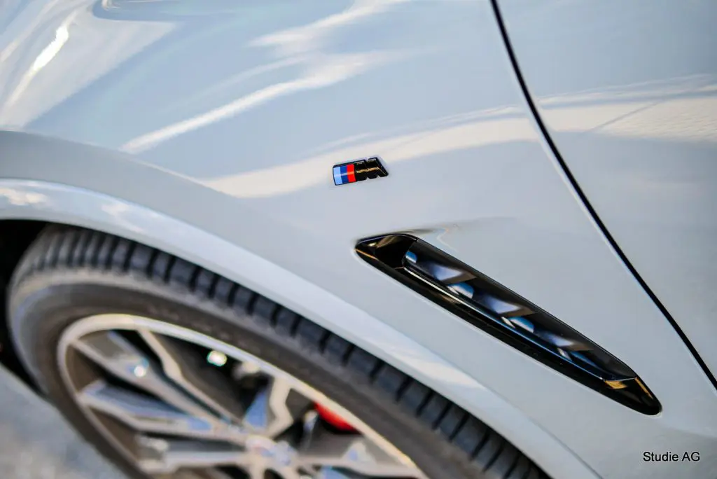 ワンポイント！BMW純正ブラックエンブレムで引締め(^_-) | Studie