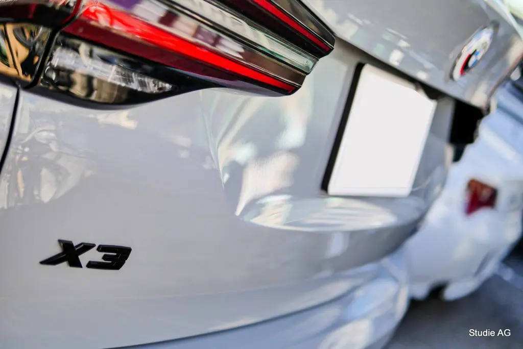 ワンポイント！BMW純正ブラックエンブレムで引締め(^_-) | Studie