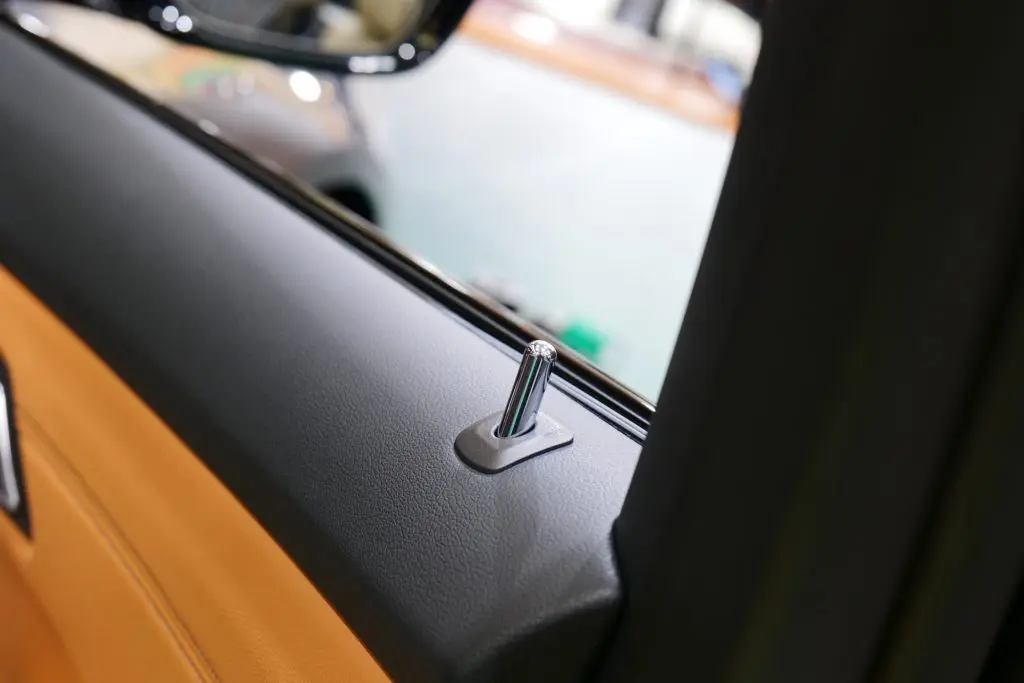 Mでもクリスタルでもない、BMWで古くから人気のドアロックピンがこれ 
