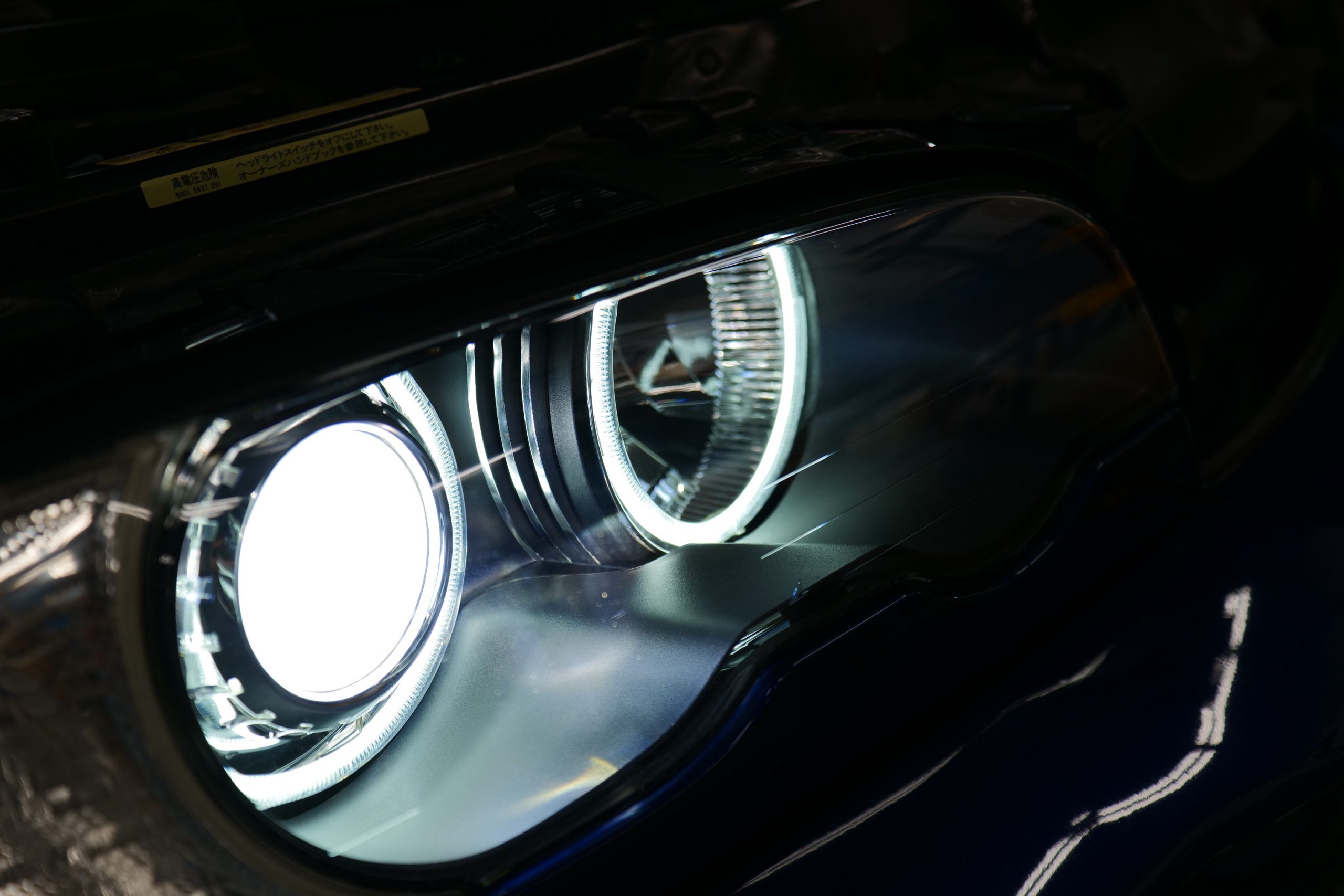 BMWは目元のキレイさがモノを言う？ヘッドライトレンズ交換で