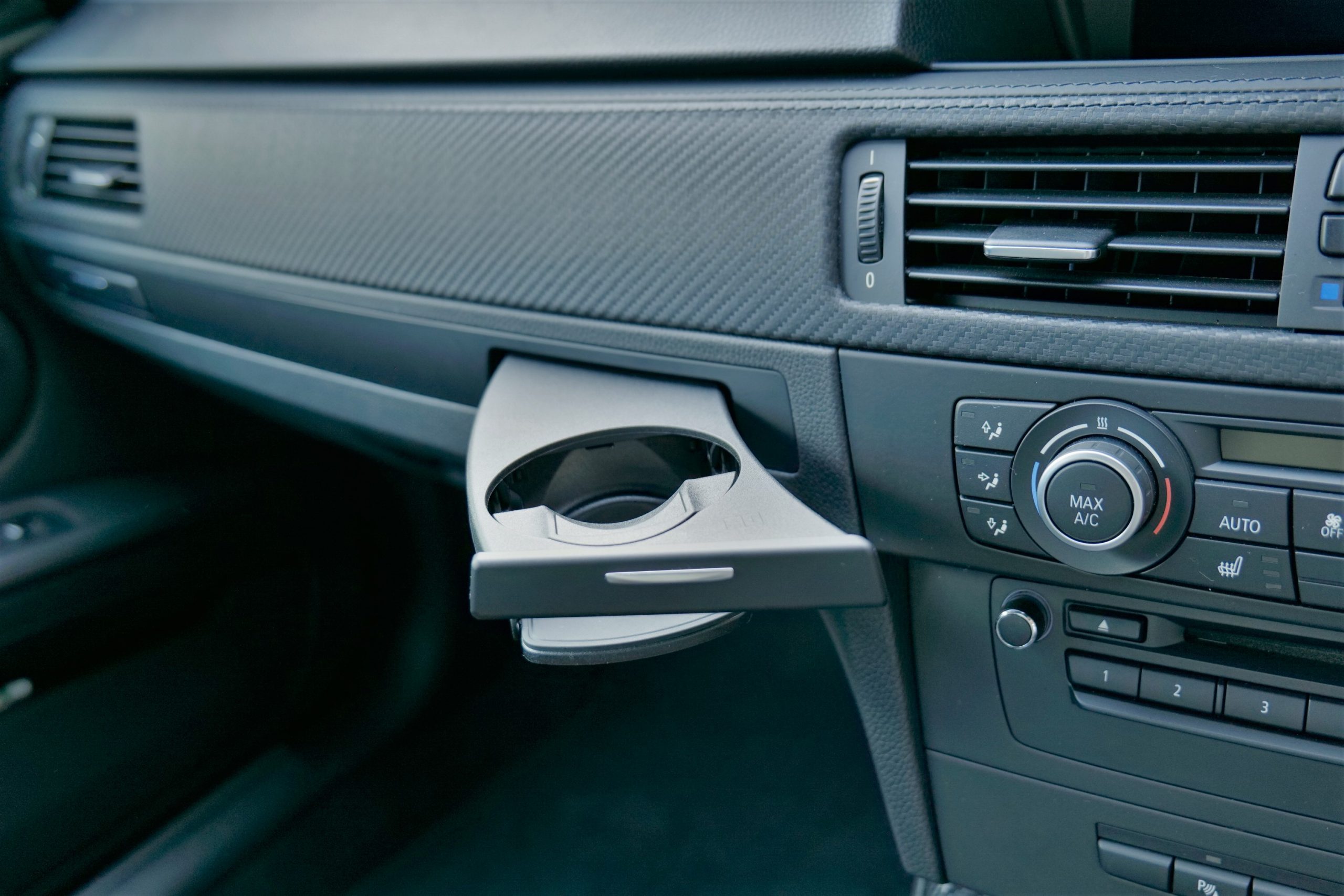 ここが壊れると困る！E90系3シリーズの特徴的なカップホルダーを交換 