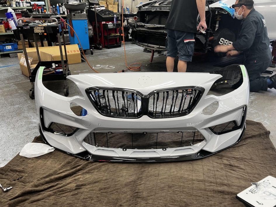BMW M2CSレーシングフロントバンパーへ交換！機能を追求したフェイスがGood!!! | Studie[スタディ]