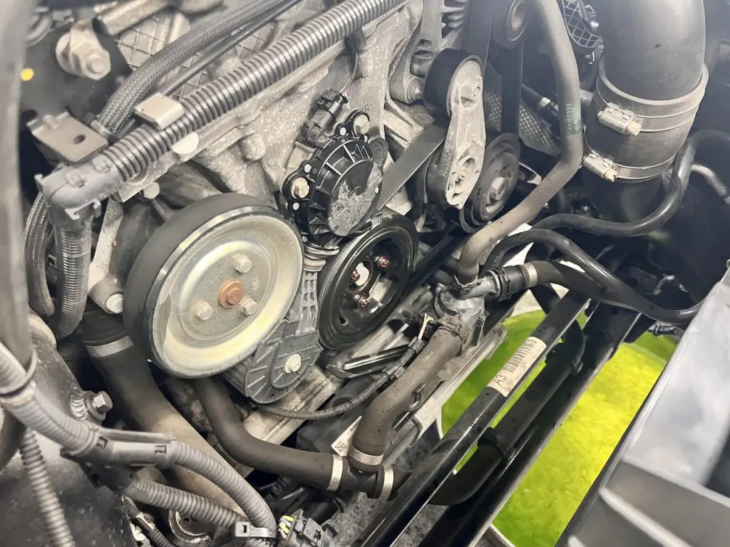 BMWメンテナンス。エンジン周りの駆動系パーツバルトなどなど交換です 