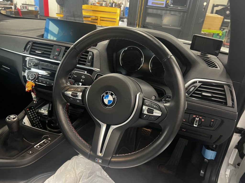 bmw_studie_ag_bmw_g87_m2_steering_verspielt_IMG_5110