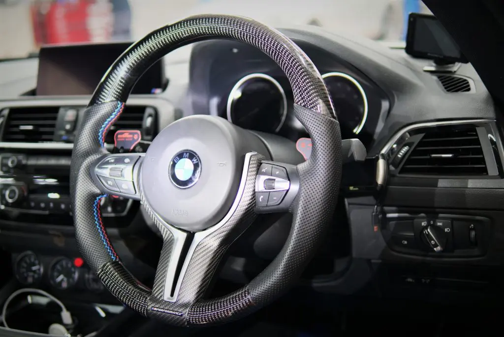 VERSPIELT製　用ステアリング BMW用カスタムステアリングと言えばな「VERSPIELT/ファスピエルト」は