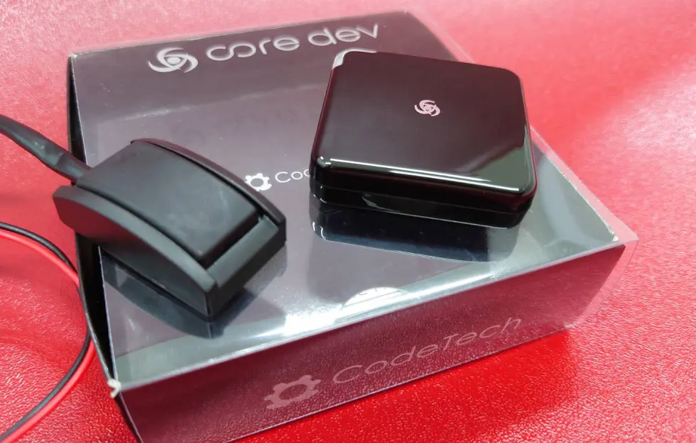 BMW G70 i7にTV・ナビキャンセラー「core dev TVC」を装着です