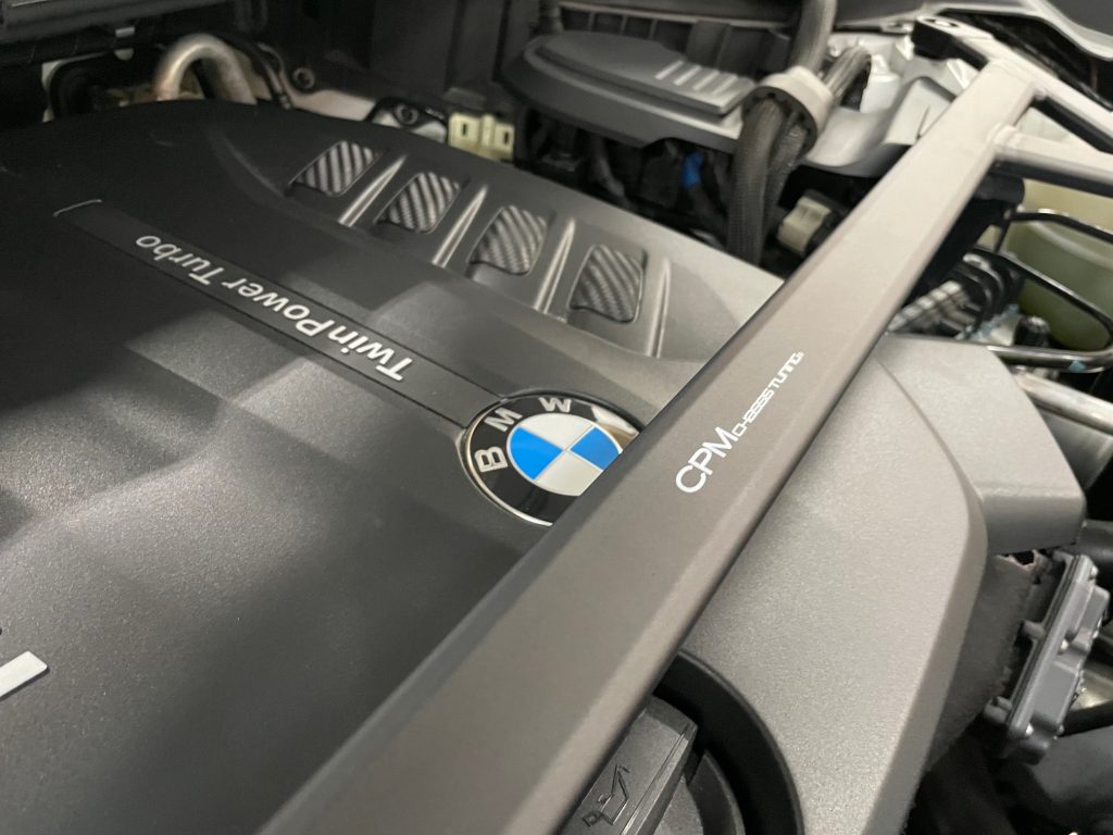 BMW G01 X3 20dにもCPM Strut Braceを装着です！