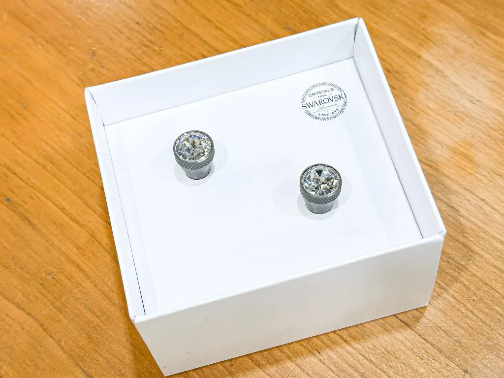 小粒ですが…効くんですっ！BMW純正クリスタルドアピン好評です