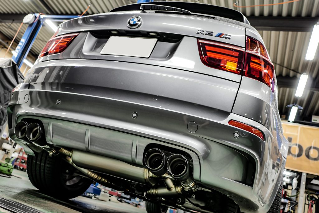 BMW E70 X5MにARQRAYワンオフフルチタンマフラー&Carbonテールエンド