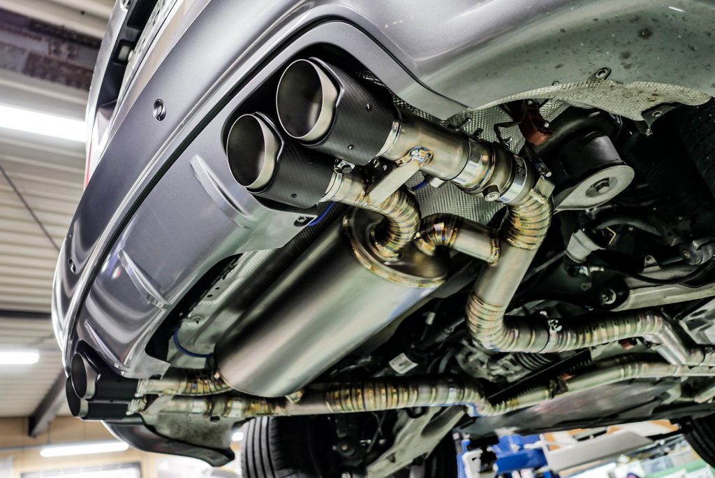 BMW E70 X5MにARQRAYワンオフフルチタンマフラー&Carbonテールエンド