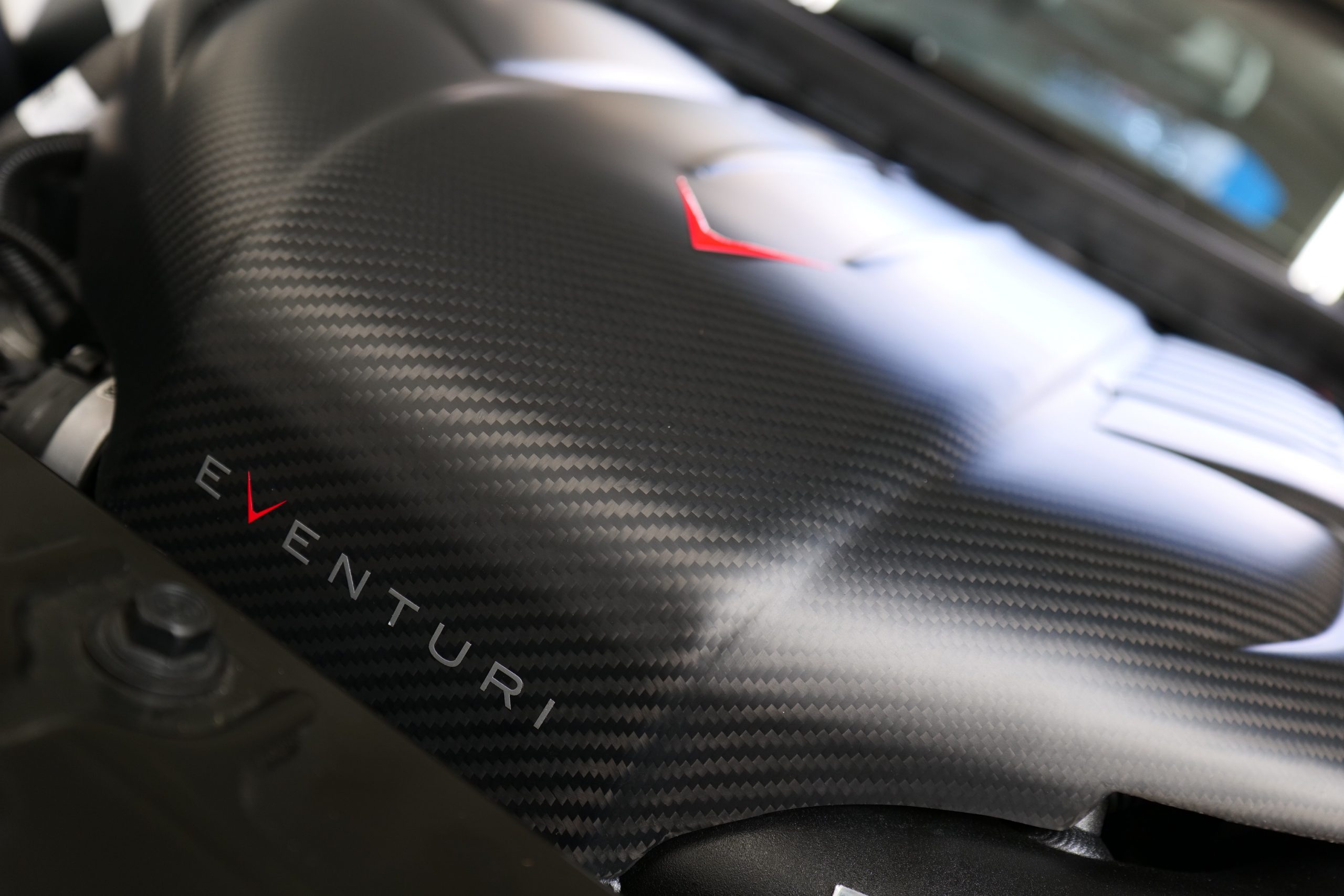 マットカーボンに魅力あり！ほぼBMWなGRスープラにEVENTURIカーボン