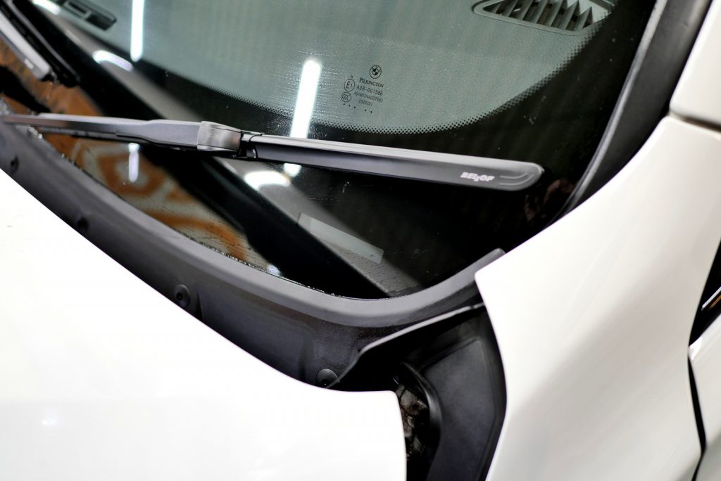 BMW F30のワイパーカウルカバーとワイパーアームを新品交換でリフレッシュ