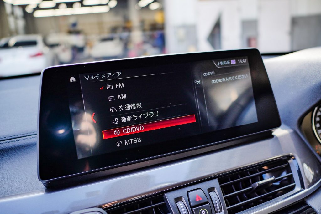 純正CD/DVDスロット後付けで機能復活 BMW F48X1Lci