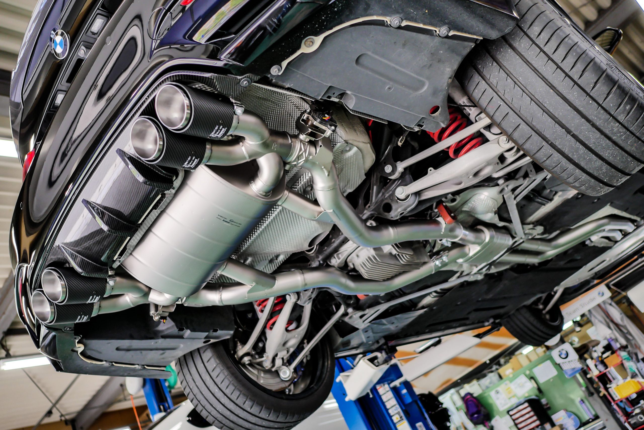 やっぱり最高に気持ちイイ！BMW F82M4にAKRAPOVIC！ | Studie[スタディ]