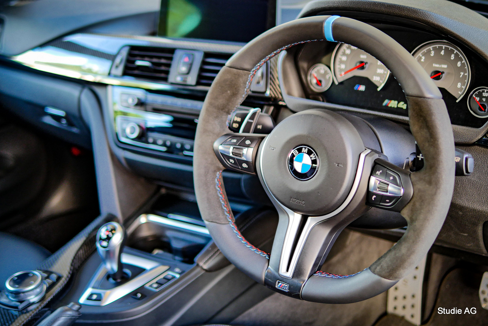 BMW純正！M PERFORMANCE Parts♪素敵なステアリングあります